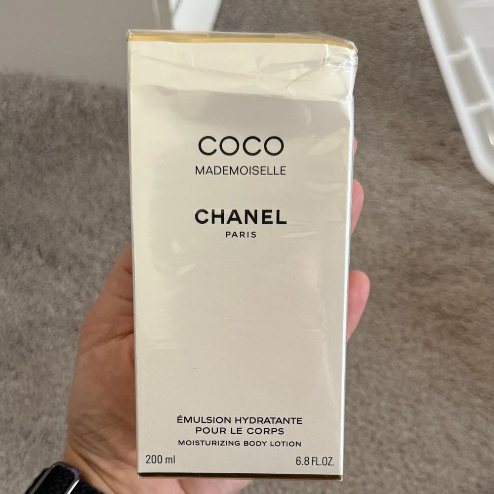 CHANEL Coco Mademoiselle Hydrating Body Lotion in White and Gold - Picture 3 of 3